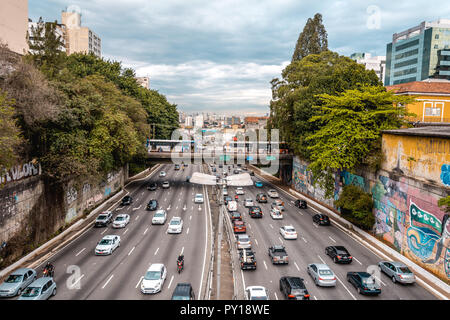 2018, septembre - Sao Paulo, Brésil. Traffic Jam street dans une ville urbaine géant. Banque D'Images