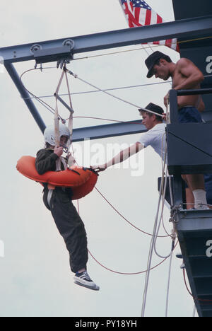 La première femme les astronautes de la NASA sont admissibles à l'École de survie en eau à Turkey Point, en Floride. Candidat astronaute de la NASA Anna L. Fisher participe à un exercice de sauvetage en eau au cours de l'US Air Force l'eau à l'École de survie. Les camarades de Fisher : Sally K. Ride, Shannon W. Lucid, Kathryn D. Sullivan, "Margaret Rhea Seddon' et Judith A. Resnik. Banque D'Images