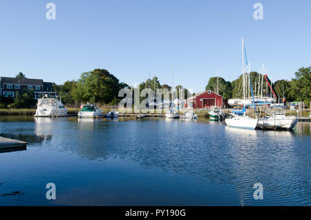 La rivière pittoresque Pocasset, Bourne, Cape Cod, Massachusetts, USA avec des bateaux amarrés et boatyard marina au-delà par un beau ciel bleu ensoleillé matin Banque D'Images