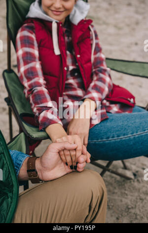 Vue partielle de l'homme et la femme se tenant la main tout en profitant de camper ensemble Banque D'Images