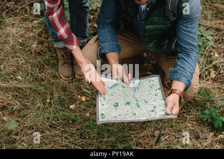 Cropped shot of couple de voyageurs avec la carte s'est perdue dans les bois Banque D'Images