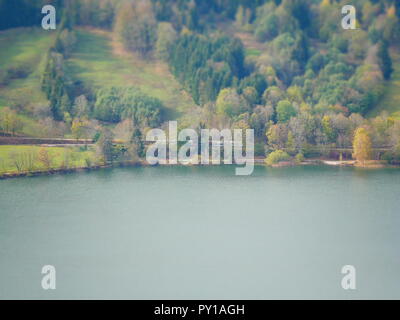 Tilt Shift droit de former en paysage d'automne au bord du lac Banque D'Images