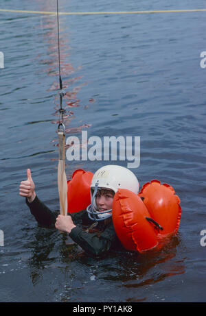 La première femme les astronautes de la NASA sont admissibles à l'École de survie en eau à Turkey Point, en Floride. Candidat astronaute de la NASA Anna L. Fisher participe à un exercice de sauvetage en eau au cours de l'US Air Force l'eau à l'École de survie. Les camarades de Fisher : Sally K. Ride, Shannon W. Lucid, Kathryn D. Sullivan, "Margaret Rhea Seddon' et Judith A. Resnik. Banque D'Images