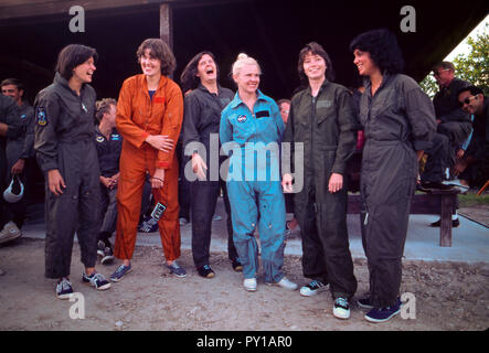 La première femme les astronautes de la NASA se reposer après qu'elles sont admissibles à l'US Air Force de l'École de survie en eau à Turkey Point, en Floride. De gauche à droite sont : Sally K. Ride, Shannon W. Lucid, Kathryn D. Sullivan, "Margaret Rhea Seddon', Anna L. Fisher, Judith A. Resnik Banque D'Images