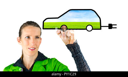 Jeune femme dessin voiture eco sur tableau blanc virtuel. Concept de l'écologie. Banque D'Images