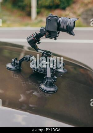 Cardan de l'appareil photo sur la voiture ne cesse de steadicam sur l'auto voiture Banque D'Images