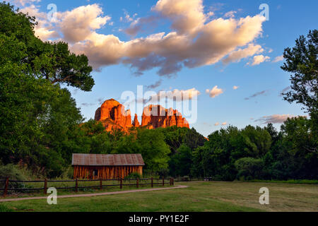 Coucher de soleil à Cathedral Rock au Crescent Moon Ranch à Sedona, Arizona, États-Unis Banque D'Images