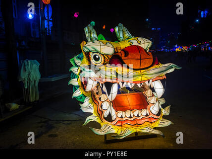 Décoration de lanterne colorée au ruisseau cheonggyecheon pendant le Lotus Lantern Festival à Séoul en Corée Banque D'Images