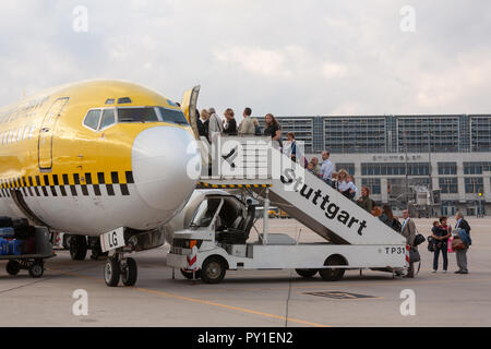 Les passagers d'un avion de ligne via une passerelle à l'aéroport de Stuttgart, Allemagne Banque D'Images