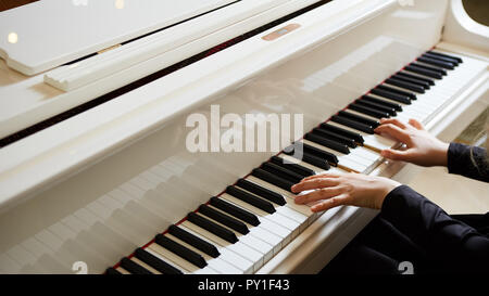 Womans les mains sur le clavier du piano libre Banque D'Images