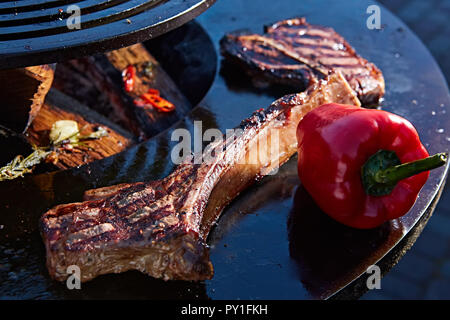 Steak poêlé, magnifiquement tomahawk medium rare à rare Banque D'Images