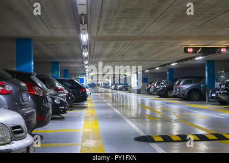 Grand parking souterrain à plusieurs étages parking garage Banque D'Images