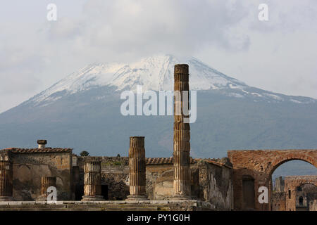 L'ancienne ville romaine de Pompéi ville détruite et ensevelie sous les cendres volcaniques et le Vésuve enneigé Banque D'Images