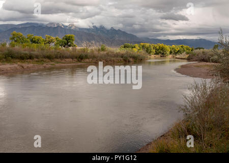 Rio Grande à l'égard du sud-est des montagnes de Sandia Corrales, N.M. Banque D'Images