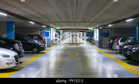 Grand parking souterrain à plusieurs étages parking garage Banque D'Images