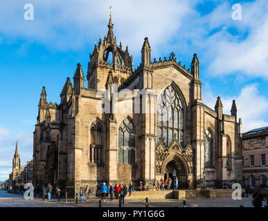 Vue sur la cathédrale St Giles sur le Royal Mile, dans la vieille ville d'Édimbourg, Écosse, Royaume-Uni Banque D'Images