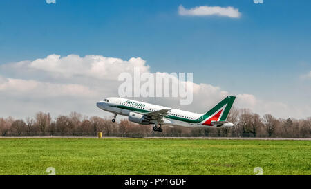 Milan, Italie - 16 mars 2018 : Alitalia airplane taking off sur la piste Banque D'Images