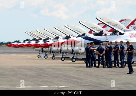 L'US Air Force Thunderbirds Air Demonstration Squadron présente des avions de chasse à réaction d'équipe au salon aérien de la RAF Waddington. Avions à réaction de chasse Banque D'Images