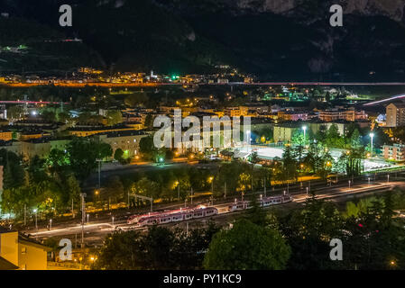 Le concept de ville intelligente, lumières colorées le trafic routier et ferroviaire. Trento, Italie Banque D'Images