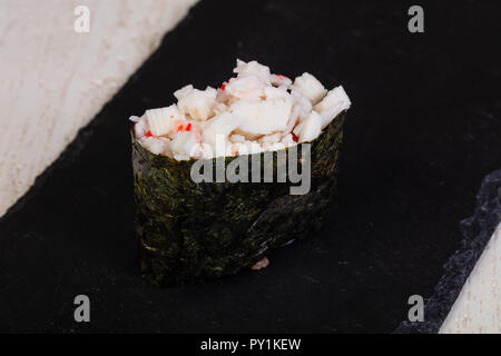 Traditionnel japonais sushi Gunkan crab Banque D'Images