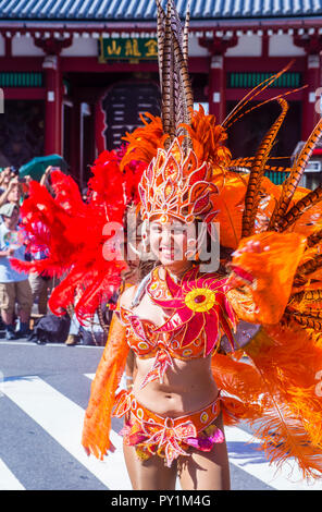 Participant au carnaval Asakusa samba à Tokyo, Japon Banque D'Images