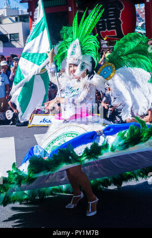 Participant au carnaval Asakusa samba à Tokyo, Japon Banque D'Images
