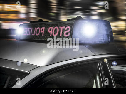 Aufforderung Arrêter Polizei auf Polizeiauto Banque D'Images