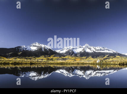 Schneebedeckte Berge spiegeln sich in Voir, Colorado, USA Banque D'Images