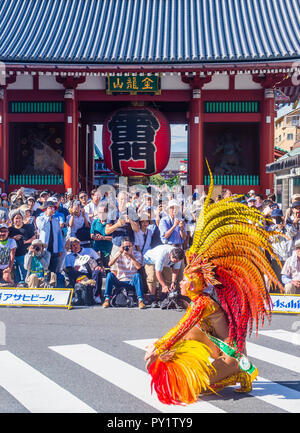 TOKYO - 25 Août : Les participants au carnaval de samba d'Asakusa à Tokyo au Japon le 25 août 2018. L'Asakusa samba carnival est le plus grand du genre en Banque D'Images