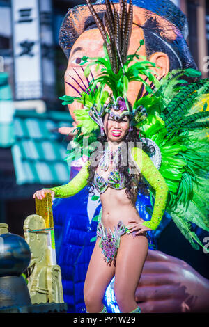 Participant au carnaval Asakusa samba à Tokyo, Japon Banque D'Images
