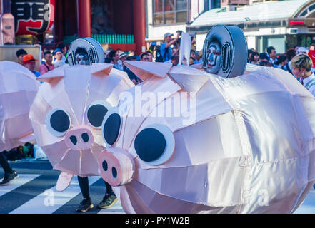 TOKYO - 25 Août : Les participants au carnaval de samba d'Asakusa à Tokyo au Japon le 25 août 2018. L'Asakusa samba carnival est le plus grand du genre en Banque D'Images