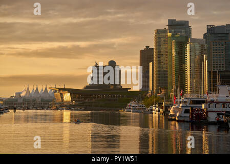 Coal Harbour, Vancouver, tôt le matin. Réflexions de Vancouver dans une calme Coal Harbour à côté de Stanley Park. La Colombie-Britannique. Banque D'Images