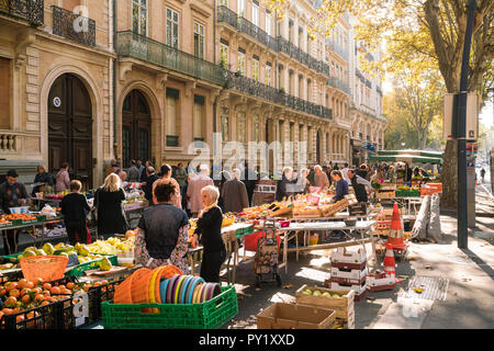 L'alimentation de rue bondée et une partie de marché, Toulouse, Occitanie, France Banque D'Images