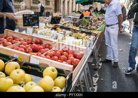 Les pommes, les tomates et les raisins dans des boîtes à food street market, Toulouse, Occitanie, France Banque D'Images