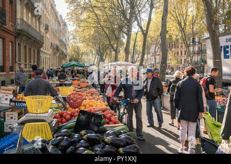 L'alimentation de rue bondée et une partie de marché, Toulouse, Occitanie, France Banque D'Images