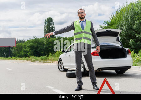 Handsome businessman en vert clair sont acquises sur la voiture d'arrêt Banque D'Images