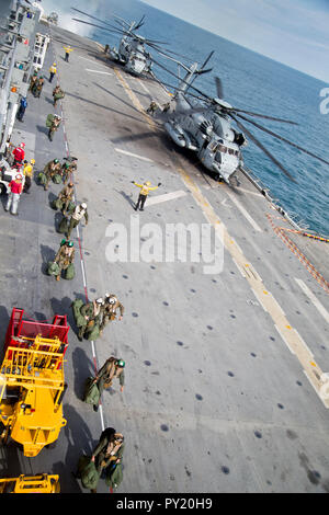 Marines avec la 22e Marine Expeditionary Unit se décharger d'un CH-53E Super Stallion sur l'USS Kearsarge LHD (3) pendant la grève de l'opérateur Group (CSG) 4 unité de formation composite (exercice COMPTUEX) à bord de la classe Wasp-navire d'assaut amphibie USS Kearsarge LHD (3), le 18 octobre 2018. COMPTUEX est le dernier exercice de pré-déploiement qui certifie l'ensemble groupe amphibie Kearsarge (ARG) et 22e Marine Expeditionary Unit (MEU) capacité à mener des opérations militaires en mer et à terre par la puissance du projet la planification conjointe et l'exécution de scénarios réalistes et stimulants. (U.S. Mari Banque D'Images