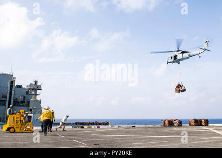 181021-N-PH222-1649 MER MÉDITERRANÉE (oct. 21, 2018) marins affectés à San Antonio-classe de transport amphibie USS dock Anchorage (LPD 23) et les Marines affectés à la 13e Marine Expeditionary Unit (MEU) participer à un ravitaillement vertical avec les cargaisons sèches et de munitions ship USNS Medgar Evers (T-AKE-13) dans la mer Méditerranée, le 21 octobre 2018. Anchorage et entrepris 13e MEU sont déployés dans le domaine de la sixième flotte américaine de la paix comme une force d'intervention de crise à l'appui de partenaires régionaux ainsi que de promouvoir les intérêts de la sécurité nationale des États-Unis en Europe et en Afrique. (U.S. Ma photo de la marine Banque D'Images