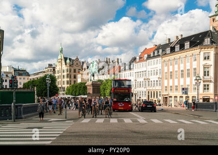 Hojbro Plads, un carré avec l'évêque Absalon statue commémore, fondateur de la ville de Copenhague, Copenhague, Danemark Banque D'Images