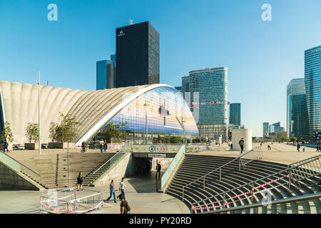 L'architecture moderne et les tours, gratte-ciel de la Défense. La Défense est un important quartier des affaires, à trois kilomètres à l'ouest de la ville de Paris, France Banque D'Images