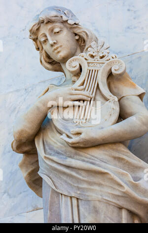 Terpsichore muse statue à la façade de l'Adolfo Mejia Theatre à Cartagena de Indias Banque D'Images