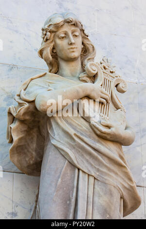 Terpsichore muse statue à la façade de l'Adolfo Mejia Theatre à Cartagena de Indias Banque D'Images