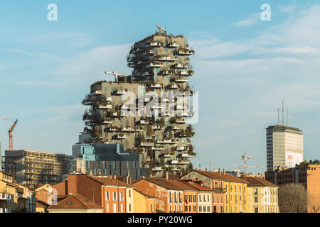 Bosco verticale dans l'après-midi d'hiver dans financial district et Torre Pirelli en arrière-plan, Milan, Lombardie, Italie Banque D'Images