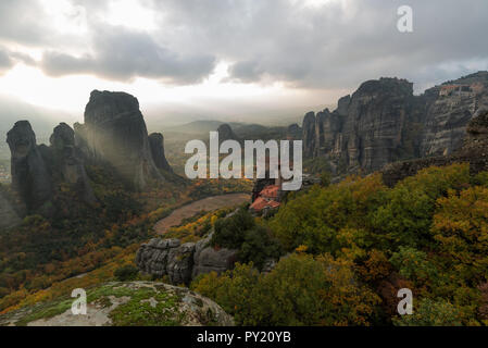 Un aperçu de la vallée avec les monastères des Météores construire au-dessus d'escarpements rocheux entouré de formations rocheuses au cours de l'automne avec une lumière du soleil Banque D'Images