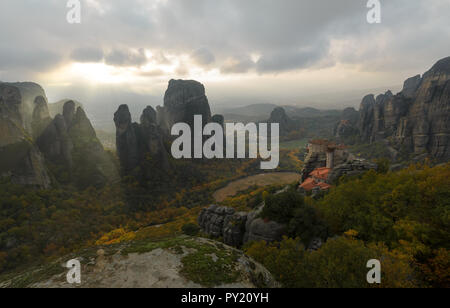 Un aperçu de la vallée avec les monastères des Météores construire au-dessus d'escarpements rocheux entouré de formations rocheuses au cours de l'automne avec une lumière du soleil Banque D'Images