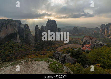 Un aperçu de la vallée avec les monastères des Météores construire au-dessus d'escarpements rocheux entouré de formations rocheuses au cours de l'automne avec une lumière du soleil Banque D'Images