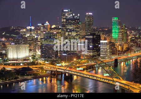 Nuit sur le centre-ville de Pittsburgh, Pennsylvanie, USA, du côté du sud Banque D'Images