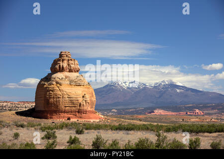 Church Rock avec des montagnes en arrière-plan, Utah, USA Banque D'Images