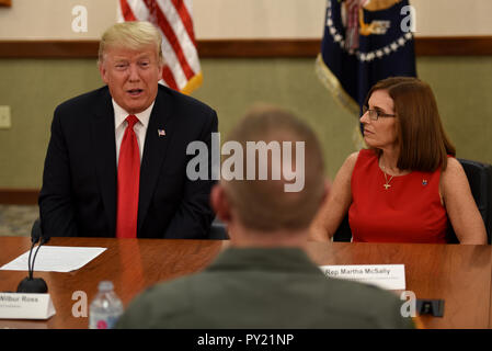 Le président Donald J. Trump parle avec le brigadier. Le général Todd Canterbury, 56th Fighter Wing Commander, Octobre 19, 2018, à la base aérienne de Luke, Arizona) Canterbury a accueilli le président et les autres membres d'une délégation de la table ronde qui s'est réuni à Luc pour discuter de sujets de la technologie de la défense. (U.S. Photo de l'Armée de l'air par des aviateurs Ridge Shan) Banque D'Images