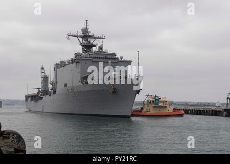 181023-N-XN169-2004 SAN DIEGO (oct. 23, 2018). Le quai de débarquement amphibie USS Harpers Ferry (LSD 49) landes a Broadway Pier pour San Diego Fleet Week (SDFW) 2018. SDFW est l'occasion pour le public américain pour satisfaire leur marine, Marine Corps et les équipes de la Garde côtière canadienne et l'expérience de la mer du Nord. Au cours de la semaine de la flotte, les militaires participent à divers événements de service communautaire, vitrine de l'équipement et les capacités de la communauté, et profiter de l'hospitalité de San Francisco et ses environs. (U.S. Photo par marine Spécialiste de la communication de masse Matelot-Lasheba James/libérés) Banque D'Images